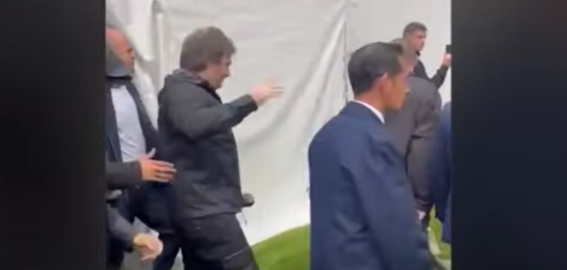 Milei fue a votar a Boca y lo insultaron los hinchas, reproches a Macri por «exponerlo»