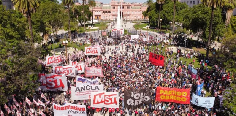 Tras los incidentes y un acto en Plaza de Mayo, los piqueteros desconcentran bajo un fuerte operativo policial