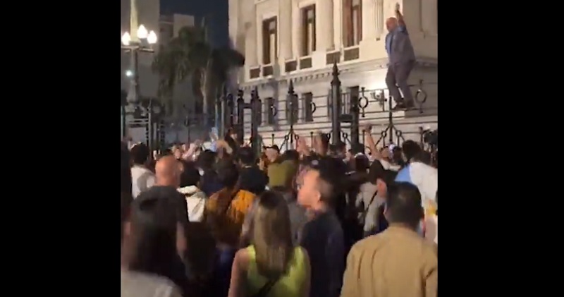 Tras el «decretazo», hubo cacerolazos y una movilización al Congreso