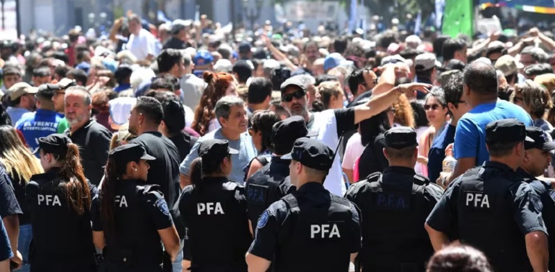 Insólito requisito para reuniones en espacio público: si son más de tres personas deberán pedir permiso