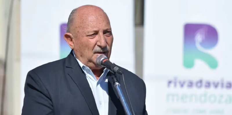 Un diputado mendocino asumió su banca y sesionó desde una playa en el Caribe