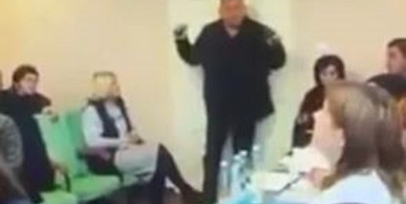 Video: un legislador ucraniano lanzó tres granadas en plena reunión