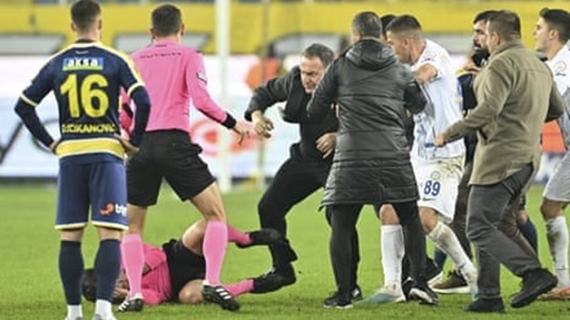 Se suspendió el fútbol en Turquía por golpes de dirigentes al árbitro