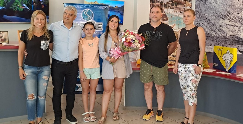 Los primeros turistas de la temporada recibieron regalos