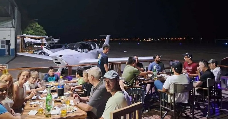 Cenar entre aviones
