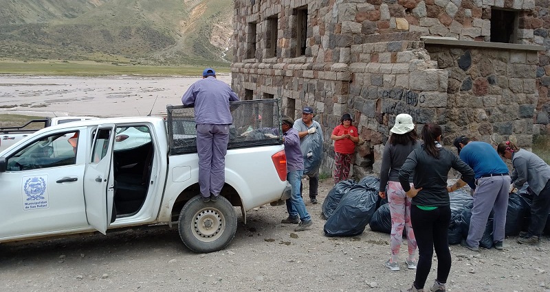 El municipio encabezó una jornada de limpieza en el hotel abandonado de El Sosneado