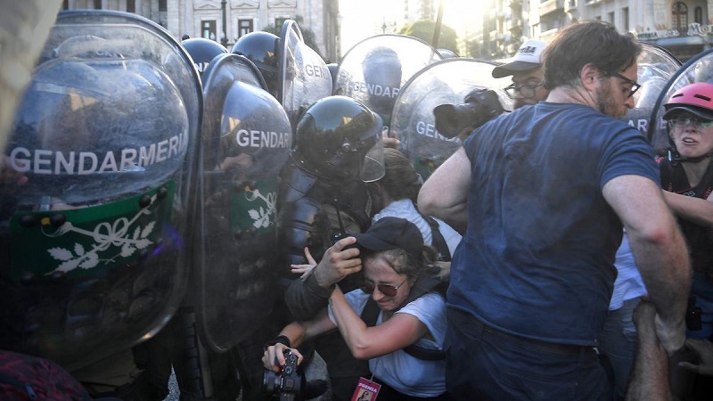 Fuerzas de seguridad avanzaron sobre manifestantes que ocuparon avenida frente al Congreso