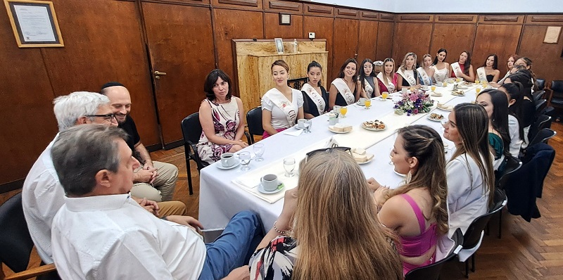 Omar Félix compartió el tradicional desayuno con las representantes vendimiales