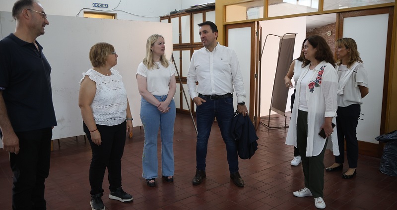García Zalazar entregó mobiliario escolar en San Rafael