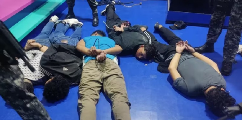 Violencia en Ecuador: hombres armados con fusiles y granadas tomaron un canal de televisión