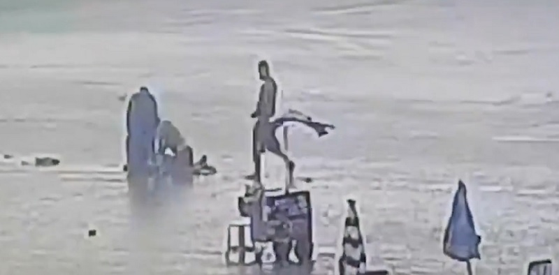 Un rayo mató a una mujer y dejó siete heridos en una playa de Brasil