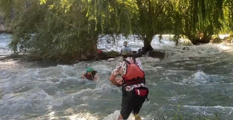 Video del rescate de una turista en el Río Atuel