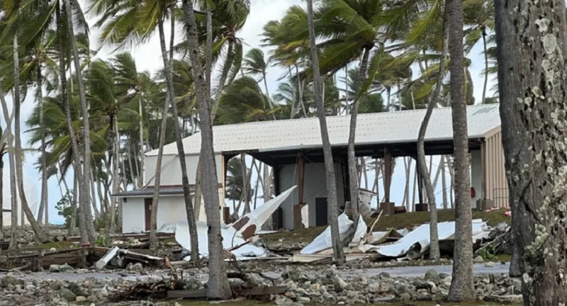 Olas gigantes golpean una remota base militar de EE.UU. Video