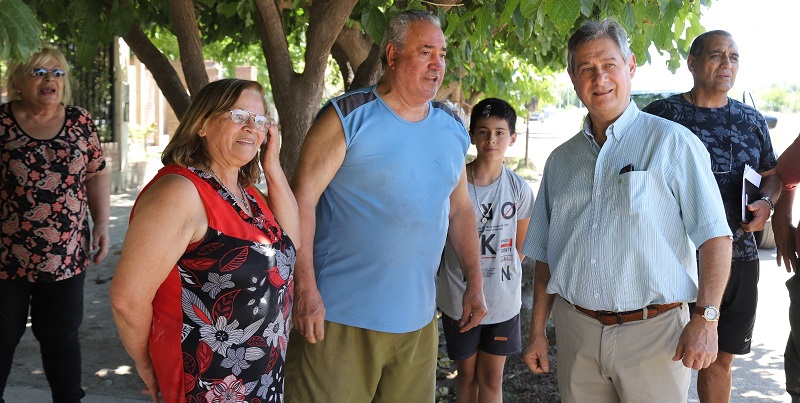 Inicio del asfalto en Barrio Los Olivos, los vecinos festejaron la noticia junto al Intendente