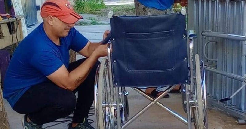 El municipio y la cooperativa Madres Cocinando, reparan sillas de ruedas y camas ortopédicas