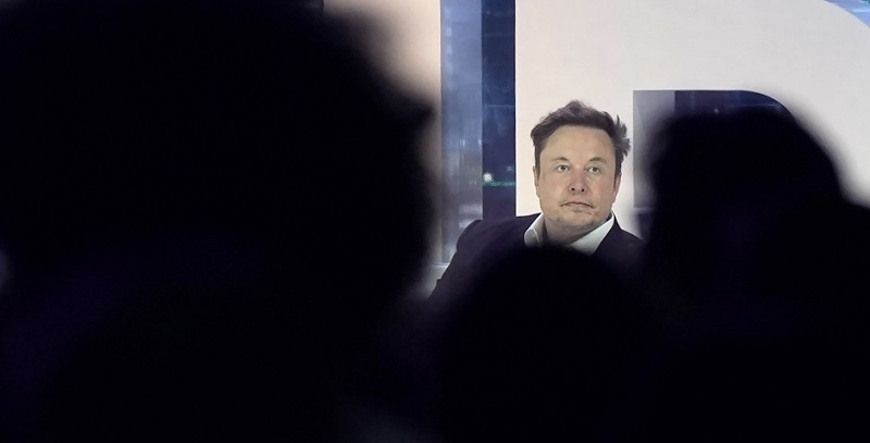 Milei habilitó a la empresa de internet de Elon Musk, como represalia contra Clarín