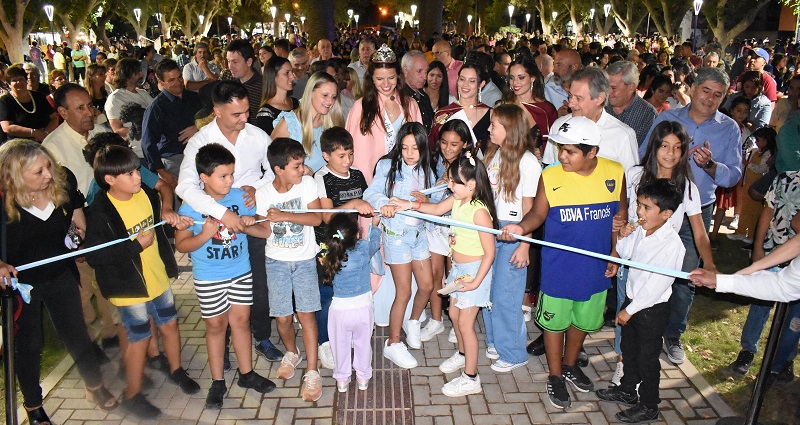 Omar Félix y una multitud de vecinos dejaron inaugurada la Plaza de Goudge