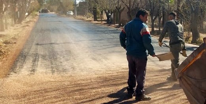 Siguen las obras de asfalto en Monte Comán