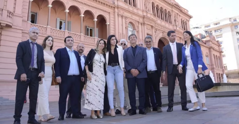 Milei les anticipó a sus diputados que continuarán los recortes a las provincias