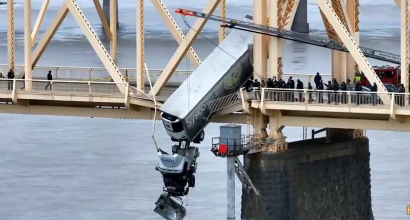 Peligroso rescate de un camión que quedó colgando de un puente