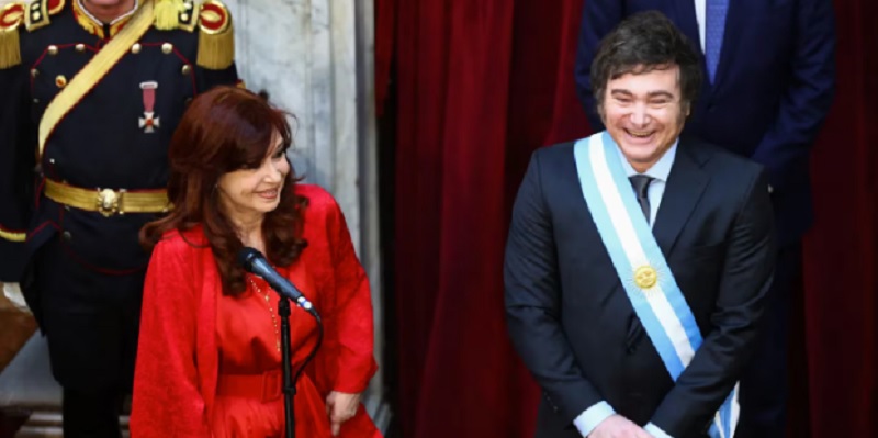 Según Milei se aumentó el sueldo por culpa de Cristina, que respondió «Admita que firmó, cobró y lo pescaron»