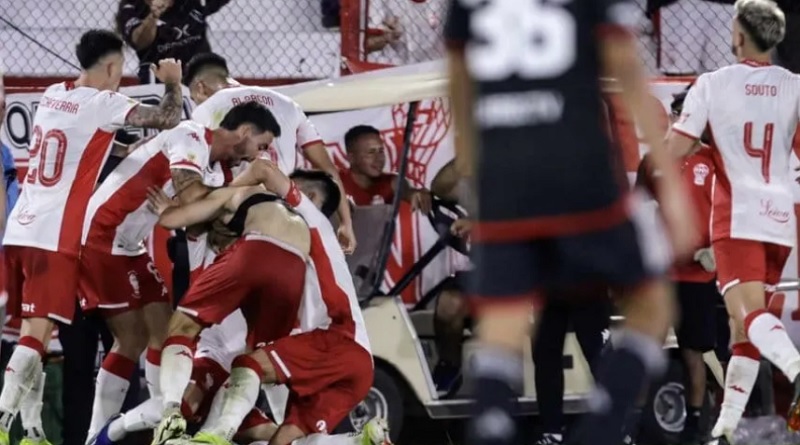 Un River sin juego, cayó en Parque Patricios y complicó su clasificación
