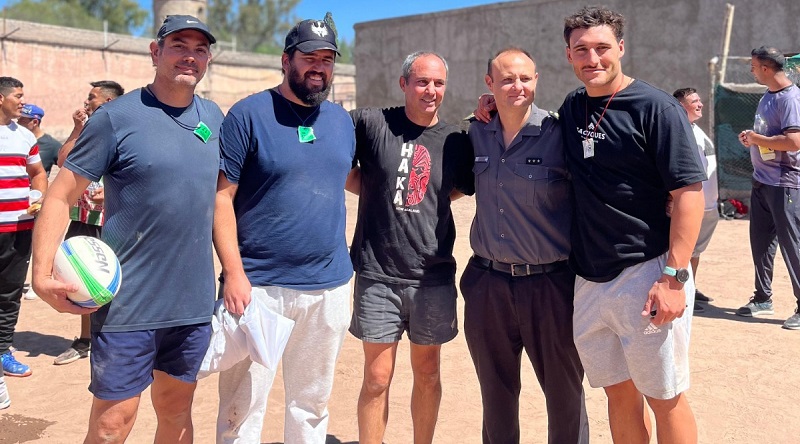 El Puma Rodrigo Isgró visitó al equipo de rugby de Boulogne Sur Mer