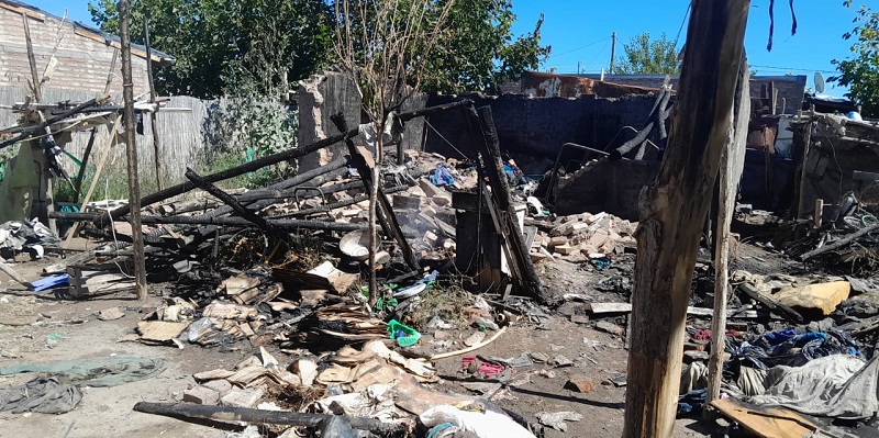 Asistencia a familia que perdió todo en un incendio en Real del Padre