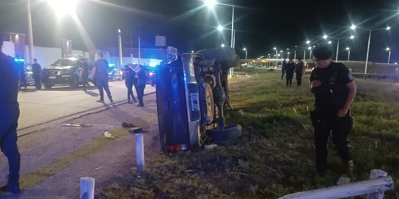 Murió un delincuente al volcar el auto que había robado