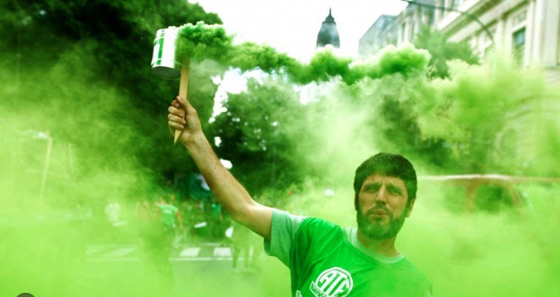 Miles de estatales despedidos se preparan para ingresar por la fuerza a los ministerios