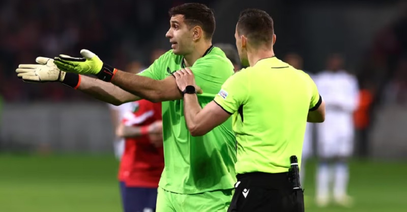 Dibu Martínez sufrió una sanción tras lo sucedido en Francia ante Lille y su DT le dio un apoyo rotundo: “Es el mejor del mundo”