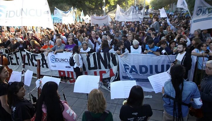 A un día de la marcha universitaria, la Justicia multó al Gobierno y Santilli deberá pagar $100.000 por día