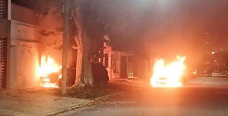 Violencia en Rosario: prendieron fuego 13 autos y dejaron amenazas contra Patricia Bullrich y Maximiliano Pullaro