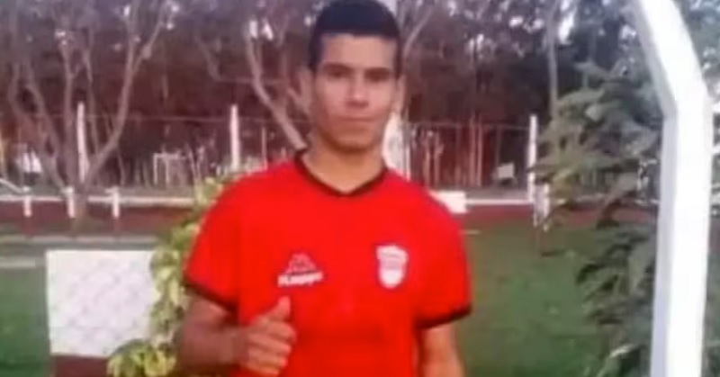Fútbol de luto: un jugador murió tras chocar contra un muro que rodeaba la cancha