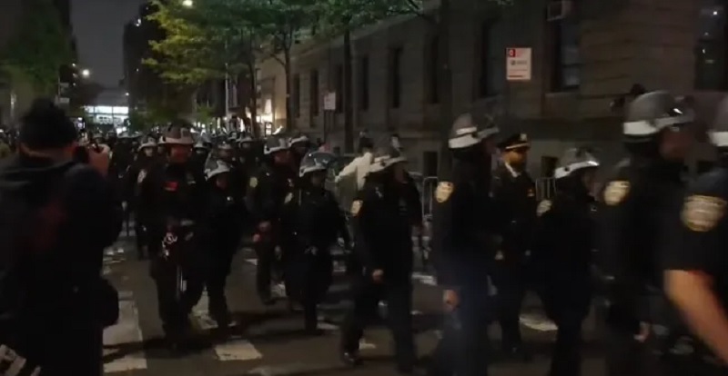 «Fue hermosa de ver»: Trump celebró represión policial contra estudiantes universitarios en Nueva York