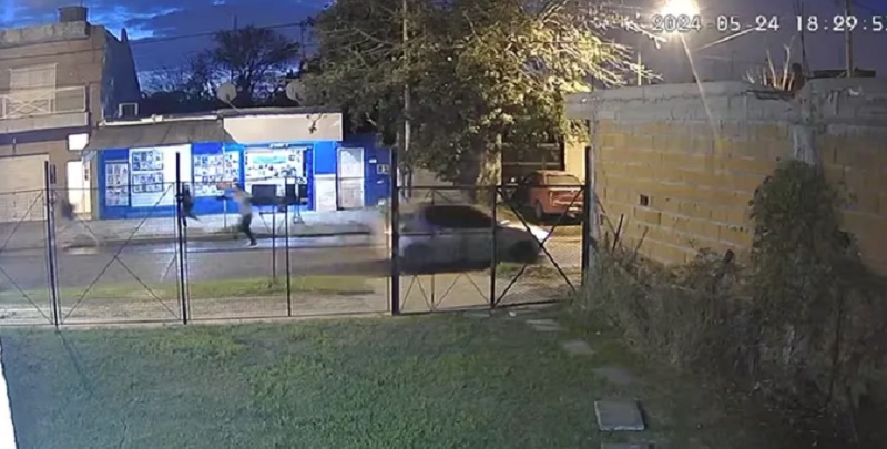 Un colectivero le sacó el arma a un motochorro que quiso robarle el auto y lo mató
