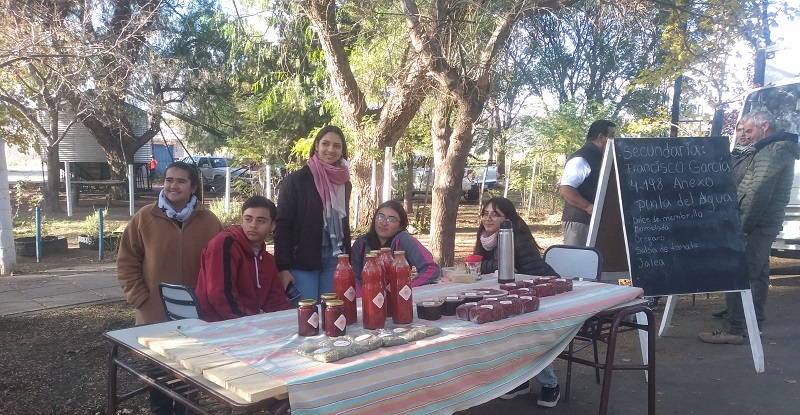 Alumnos de Punta de Agua producen dulces, salsas, jalea y orégano