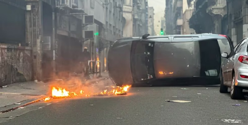 Máxima tensión fuera del Congreso: manifestantes quemaron autos y hubo enfrentamientos con la policía