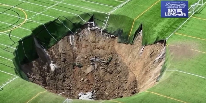 Impactante: un cráter gigante se abrió en un campo de fútbol de Estados Unidos