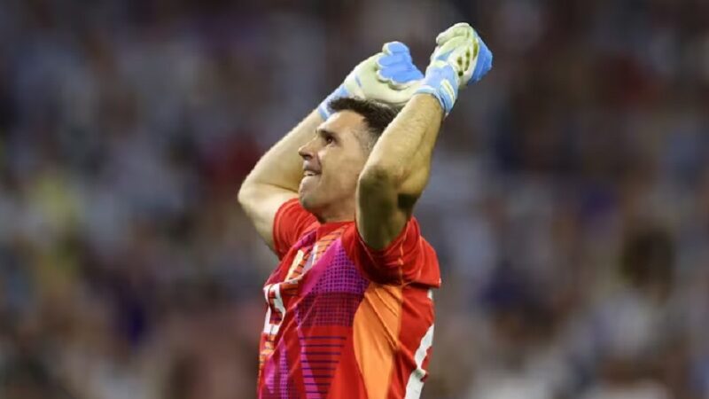Con Dibu Martínez como gran figura, Argentina derrotó por penales a Ecuador y avanzó a las semifinales