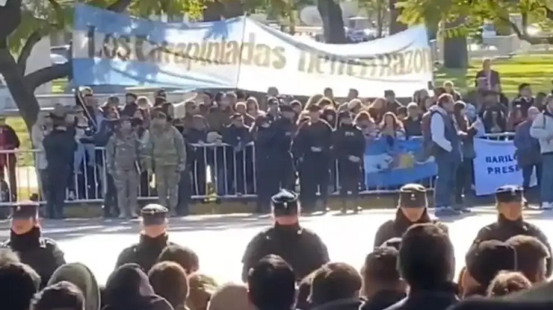 «Los carapintadas tienen razón»: polémica bandera en el desfile del 9 de Julio que encabezó Javier Milei