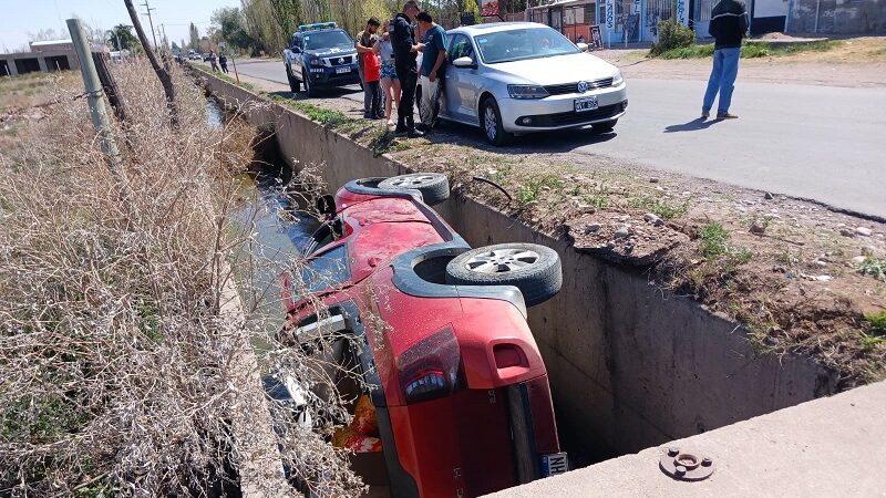 Perdió el domínio de su auto y cayó a un canal