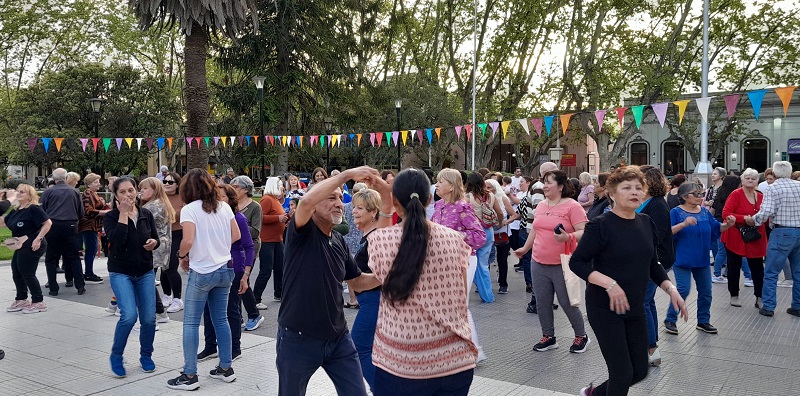 Gran festejo primaveral de personas mayores en Plaza San Martín