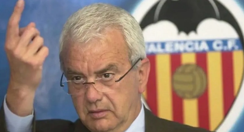 Expresidente de Valencia confesó que compró a un árbitro en la Champions League… ¡pero les cobró un penal en contra!