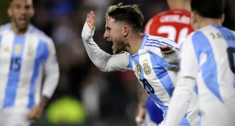 La Selección argentina goleó 3-0 a Chile y se mantiene como único líder