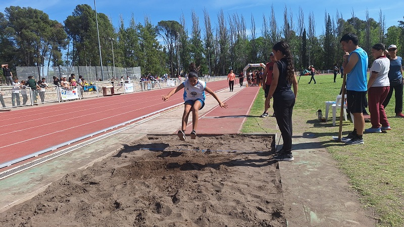 Más de 1000 chicos coparon la pista de atletismo por los Juegos Quique Scalise