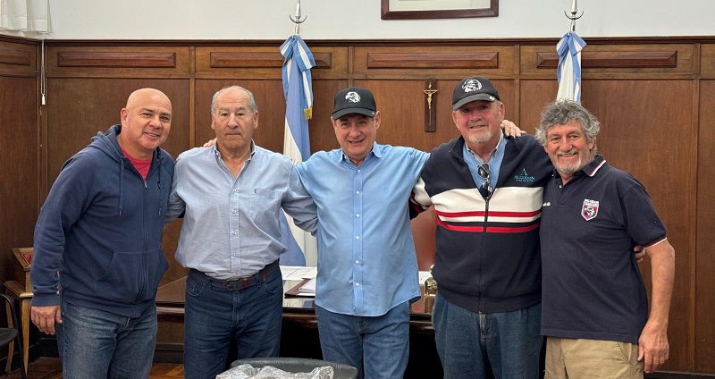 Apoyo a los clubes, Omar Félix entregó reflectores al Club Belgrano