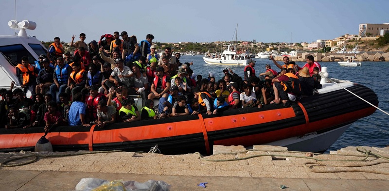 Europa no sabe qué hacer con los migrantes: devolverlos a los países de origen o encerrarlos en campos de retención