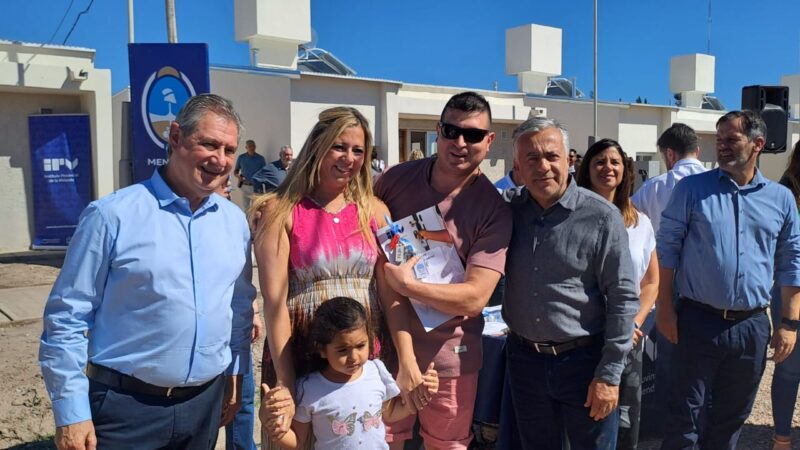 Omar Félix acompañó a Alfredo Cornejo en la entrega de viviendas del Barrio Parque