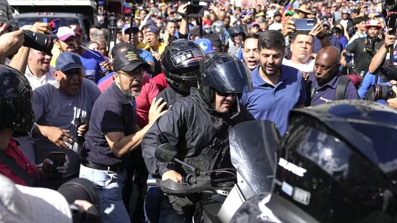 Discurso en la calle y escape en moto: cómo fue la última aparición pública de María Corina Machado